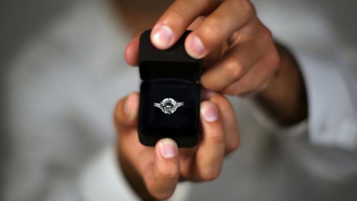 Cursă cu surprize! Un pilot de avion şi-a cerut iubita de soţie &icirc;n timpul zborului