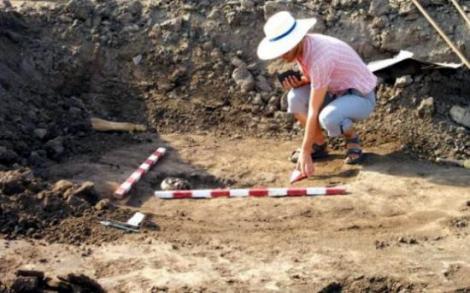 Descoperire ULUITOARE, în Dâmboviţa! Cercetătorii, în extaz: "Este veche de 20.000 de ani, dar este intactă!"