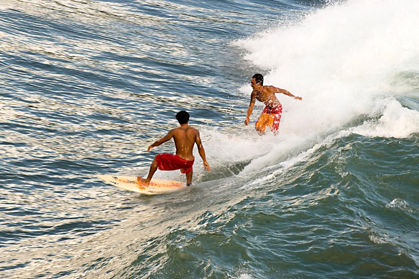 Surferii, bucuroși de efectul uraganului din California