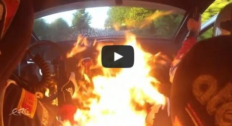 VIDEO: Au scăpat de MOARTE în ultima secundă! Le-a luat FOC mașina în timpul cursei