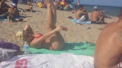 VIRALUL VERII! Ce face această domnișoară pe o plajă de la noi, sub ochii "colegilor de nisip"?!