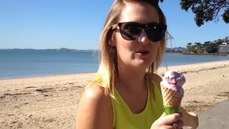 Noroc ca ea nu va mai avea nimeni: A mâncat înghețata pe care o pasăre îi lăsase o surpriză!