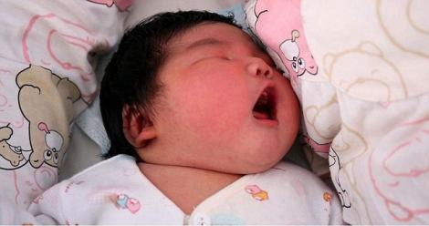 Nu-l va întreba nimeni ce va face când va fi mare: O chinezoaică a născut un bebeluș de 6,3 kilograme!