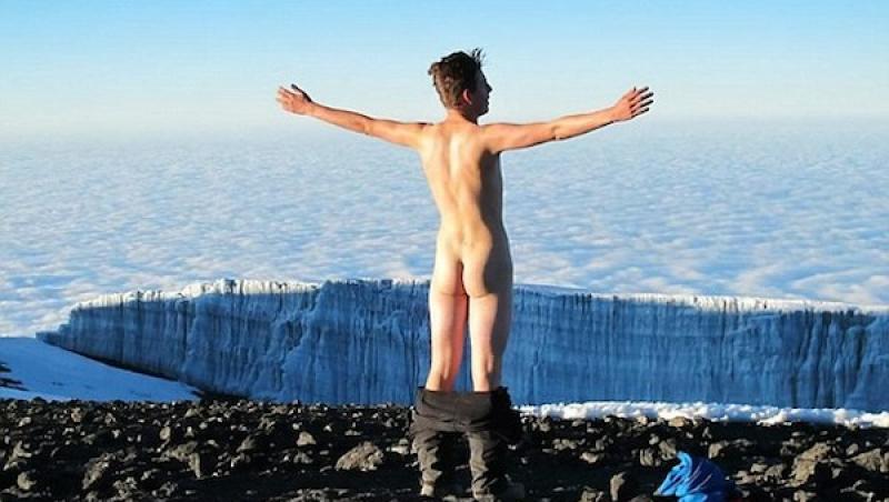 FOTO+18: Asta e cea mai TARE PROVOCARE! Ai avea curaj s-o faci? Un student s-a urcat pe Kilimanjaro şi s-a pozat gol!