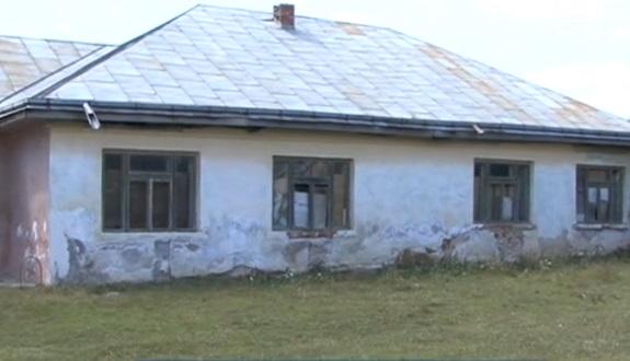 Copiii din Erbiceni &icirc;nvață &icirc;ntr-o grădiniță veche de aproape un secol. Nu a fost niciodată renovată!