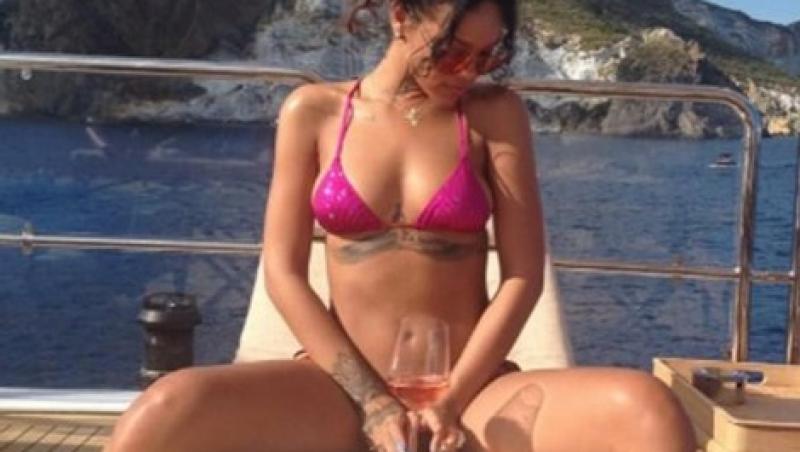 HOT! Rihanna încinge din nou internetul, după ce s-a pozat într-o pereche de bikini minusculi