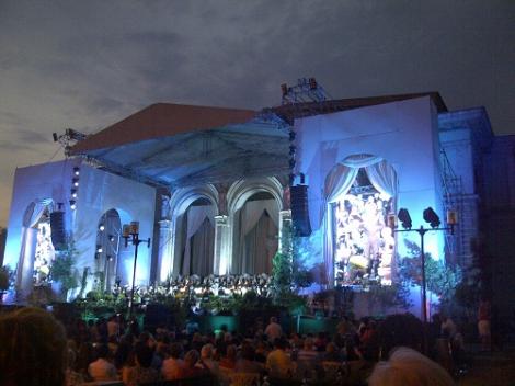 Peste 10 mii de oameni şi-au petrecut seara cu muzică elegantă, în faţa Operei Naţionale