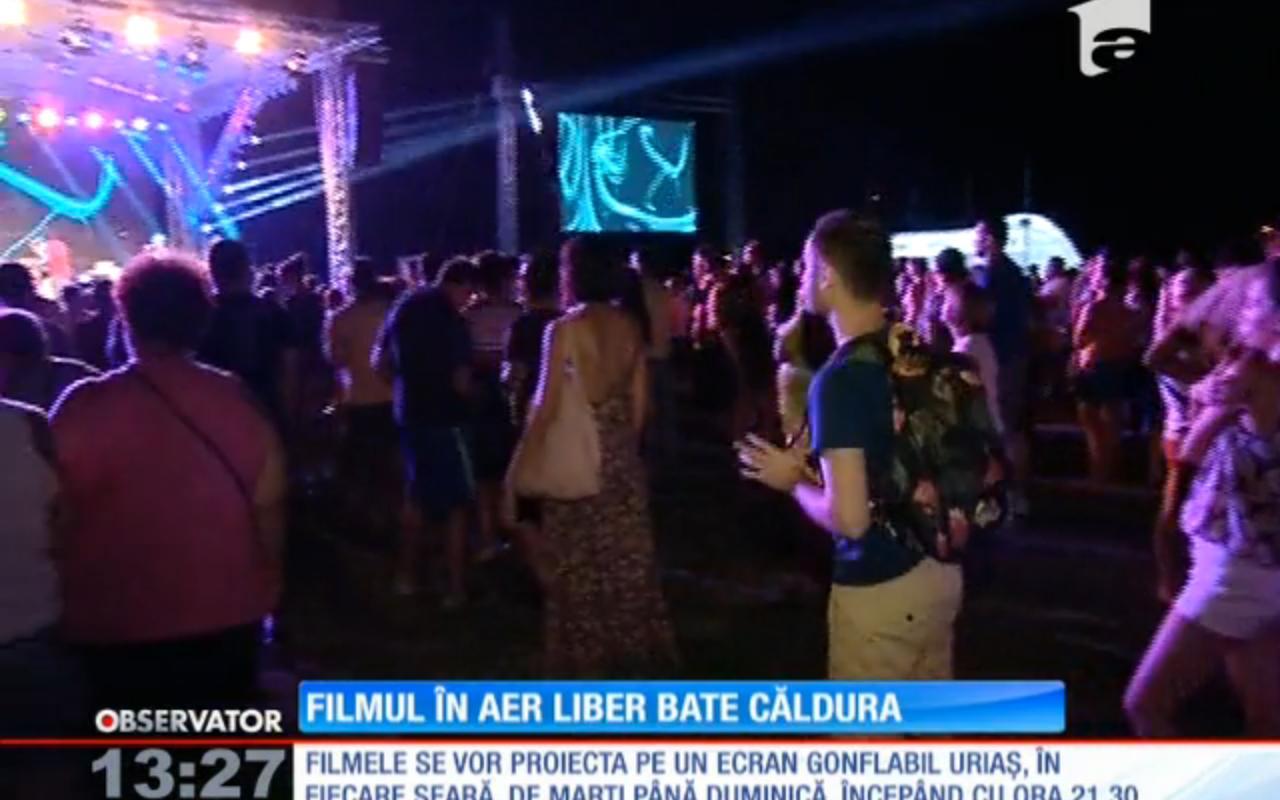 Căldura i-a scos din casă pe bucureşteni! Filmul &icirc;n aer liber, o idee atractivă
