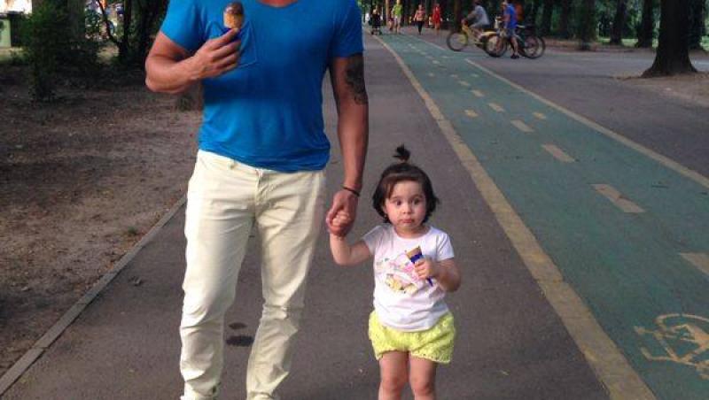 Pepe şi fetiţa lui, la o plimbare în parc