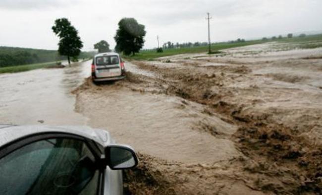 Ploile continuă să facă prăpăd! Circulație &icirc;ntreruptă de inundații pe Valea Oltului