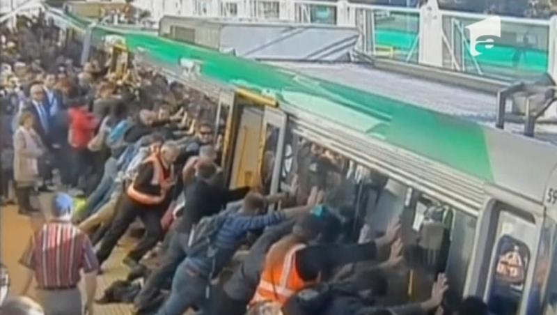 Încă mai există solidaritate: Sute de australieni au ridicat o garnitură de metrou pentru salvarea unui bărbat!