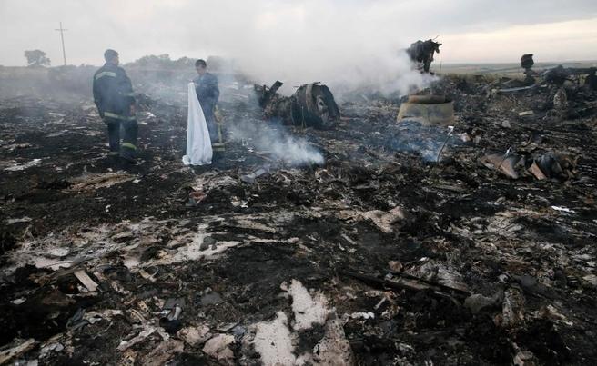 Veste ŞOC privind avionul dobor&acirc;t &icirc;n UCRAINA! Recuperarea victimelor a fost SUSPENDATĂ!