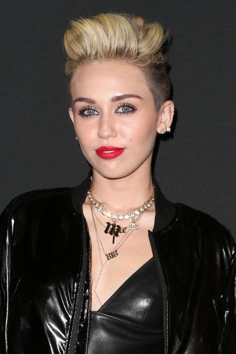 Chiar a înnebunit de tot?! Coafura cu care Miley Cyrus S-A FĂCUT DE RÂS în public
