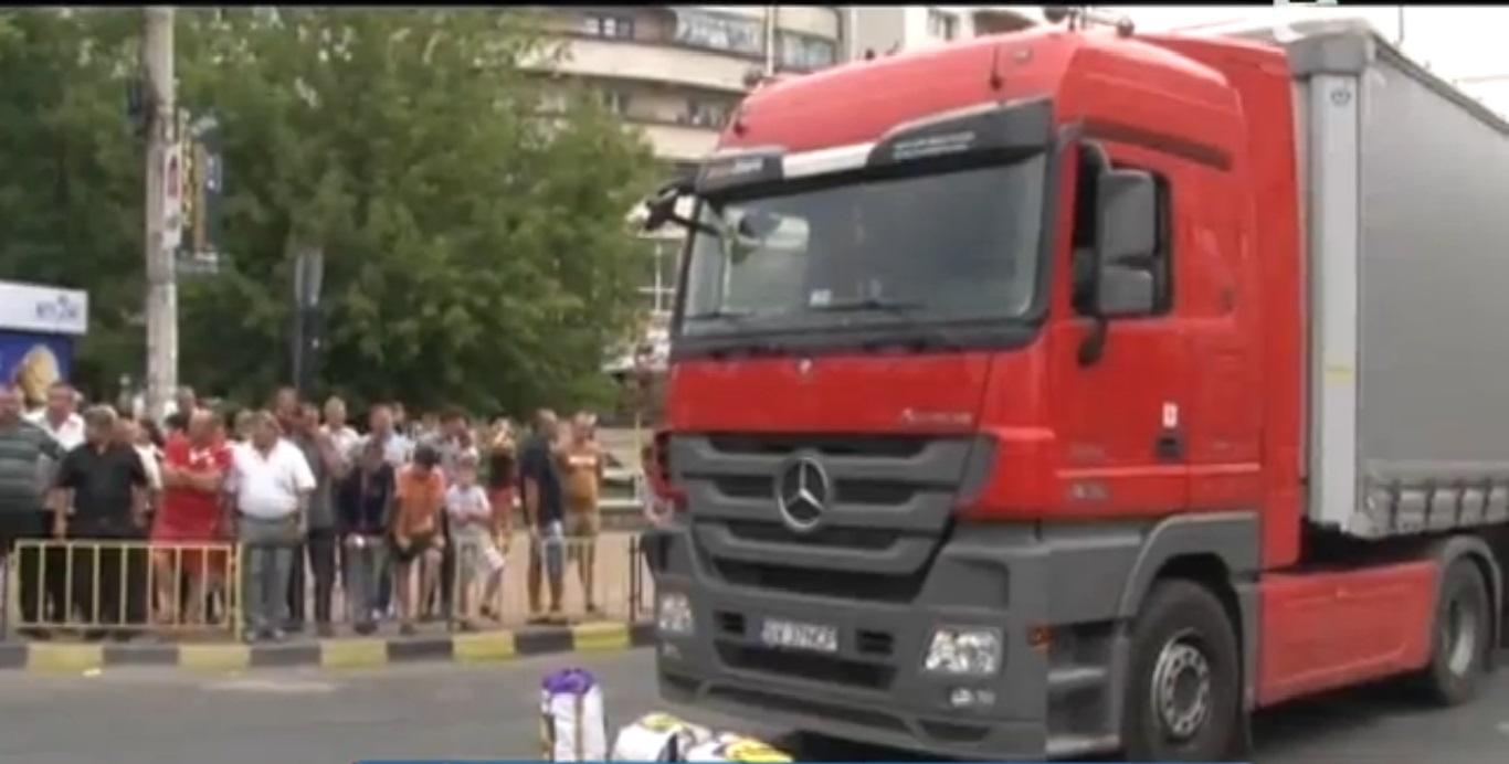 ȘOCANT! Două vieți sub un tir: O copilă de cinci ani şi bunicul ei au fost la un pas de moarte