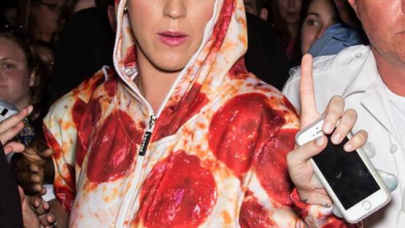 Katy Perry, îmbrăcată în pizza