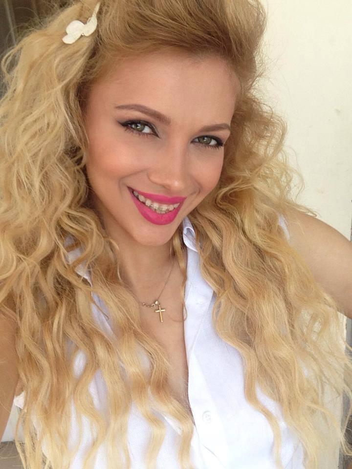 Cel mai nou hit al Lorei, c&acirc;ntat la pian: Uite ce surpriză i-a făcut un fan!