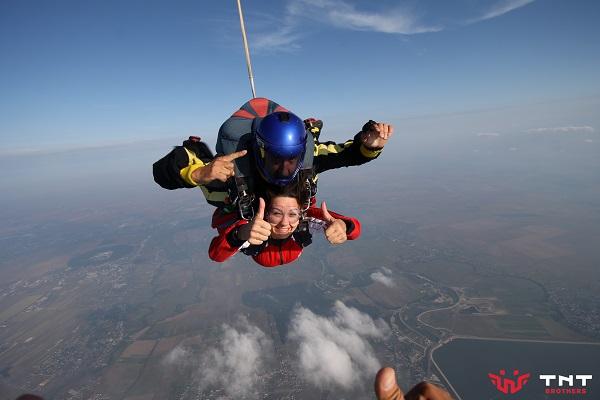 &Icirc;n fiecare zi, fă ceva pentru prima dată sau&hellip;despre primul salt cu paraşuta al Elei Crăciun