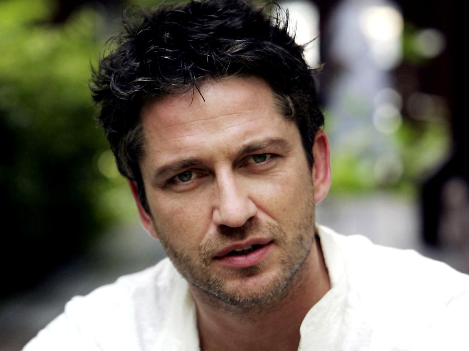 După Mădălina Ghenea, Gerard Bulter iubește din nou&hellip;o rom&acirc;ncă! Cine este femeia care i-a cucerit inima!