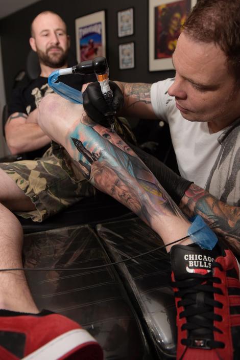 El e cel mai înfocat fan al filmului "Braveheart"! A cheltuit 2200 de euro pentru un tatuaj impresionant