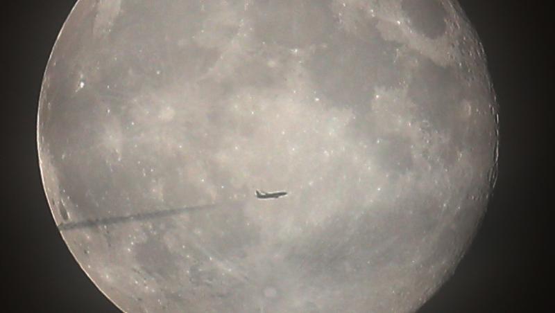 Spectacol pe cer: Uite cum arată un avion care zboară către Super Lună!