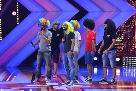 Show pe scenă! Răzvan şi Dani, prezentatorii "X Factor", aşa cum nu au mai fost văzuţi niciodată