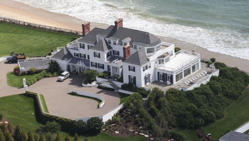 Galerie FOTO! E greu să nu fii invidios: Uite ce casă uriașă are Taylor Swift!