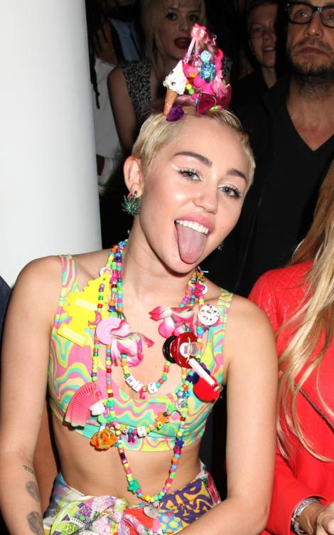 Nu se potolește: Miley Cyrus, dezmăț la o prezentare de modă!