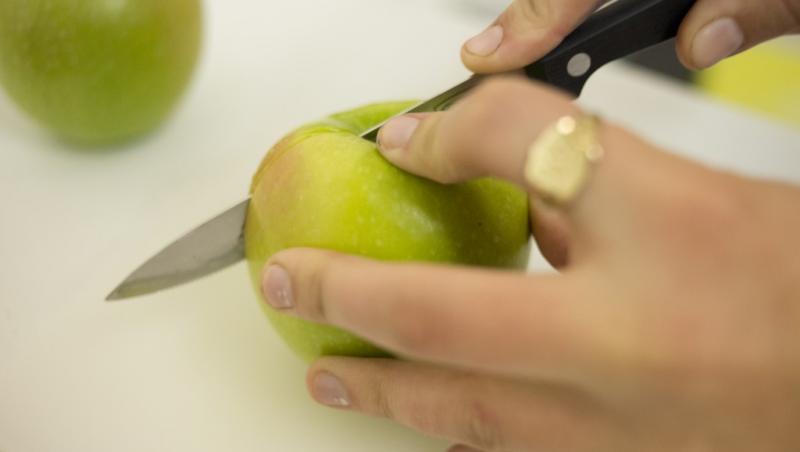 Cea mai rapidă metodă de a curăţa un măr