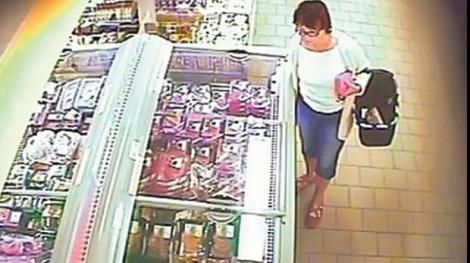 MARE GRIJĂ! O femeie înfige ace în carnea din supermarketuri