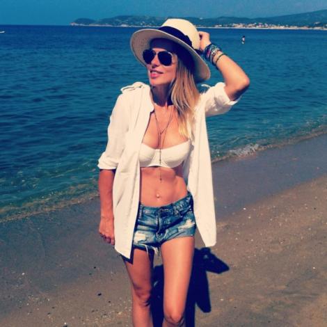 Jurnal de vacanță! Jojo, mămica sexy de pe plajele din Grecia