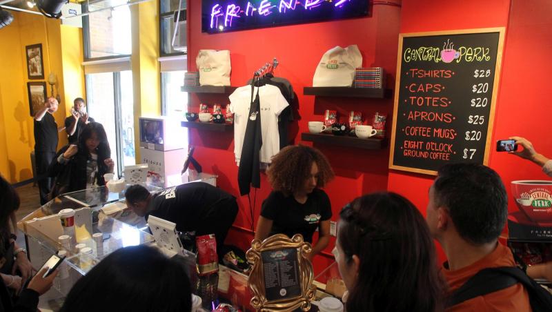 Galerie FOTO! Cafeneaua din ”Friends” s-a deschis în realitate, la 20 de ani de la debutul serialului!
