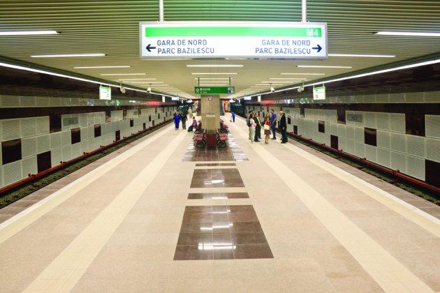 ACCIDENT LA METROU! A fost prins &icirc;ntre uşi, t&acirc;r&acirc;t şi izbit de peron