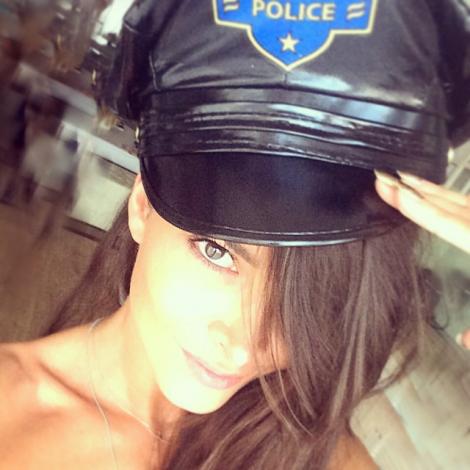 Să trăiți, domnișoara polițist! Alina Pușcaș și-ar lua amendă pentru exces de... frumusețe