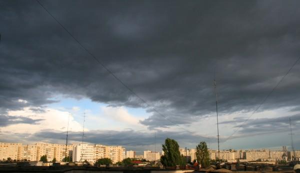 Anunțul făcut de METEOROLOGI &icirc;ți strică toate planurile! Vezi zonele vizate de PLOI și VIJELII