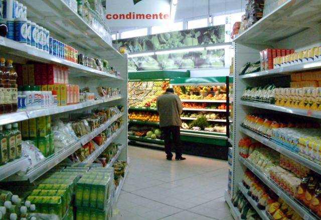 ŞOCANT! Ce au FILMAT oamenii sub RAFTURILE unui cunoscut hipermarket din Bucureşti