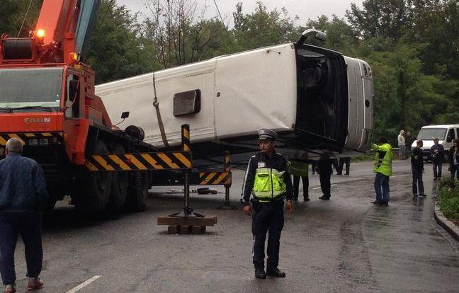 ACCIDENT GRAV &icirc;n Bulgaria! Un autocar cu turişti rom&acirc;ni s-a răsturnat! 14 persoane sunt rănite