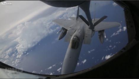 Spectacol pe cer: Uite cum se alimentează un avion F-15 în timpul zborului!