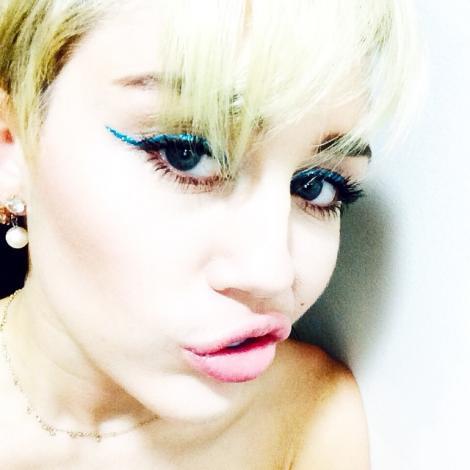 Miley Cyrus, într-un costum de baie ce le face cu ochiul gurmanzilor