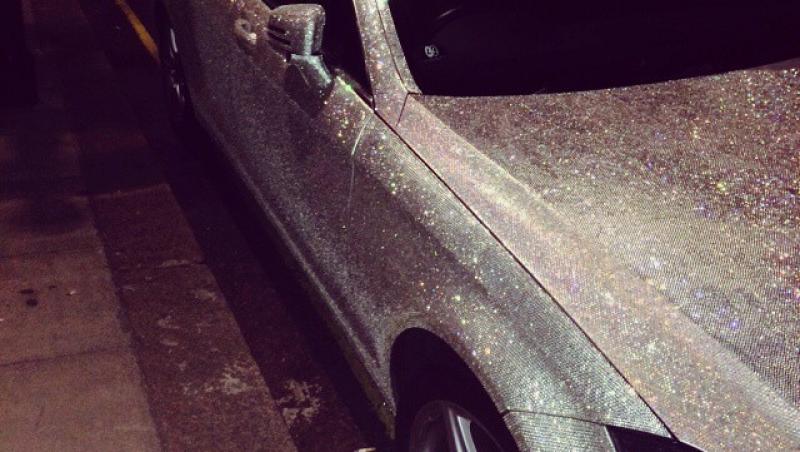 Opulență fără margini: O rusoaică are un Mercedes acoperit cu un milion de cristale!