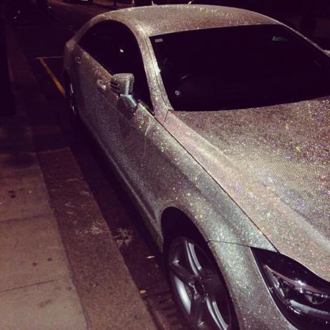 Opulență fără margini: O rusoaică are un Mercedes acoperit cu un milion de cristale!