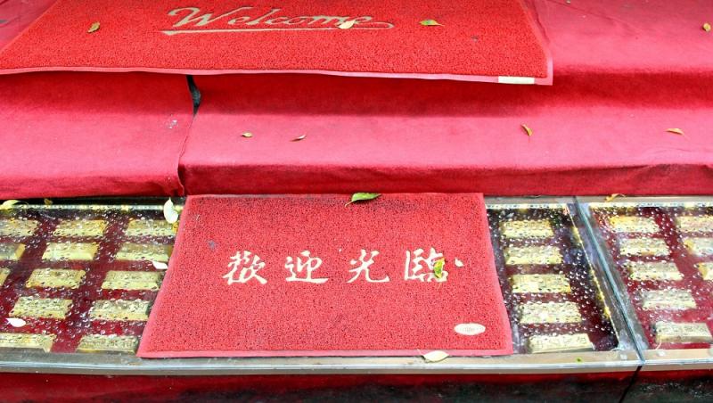 FOTO! Scara din lingouri de aur te duce către paradisul bijuteriilor din China!
