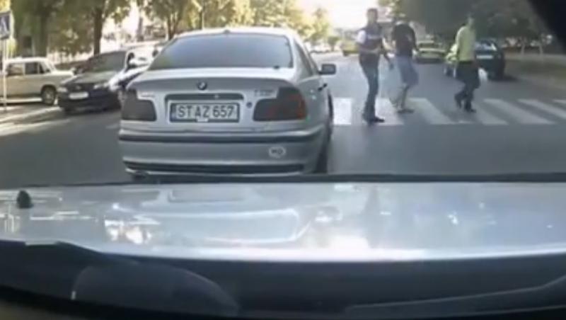 IMAGINI ȘOCANTE! Călcat intenționat pe trecerea de pietoni, de un șofer furios!