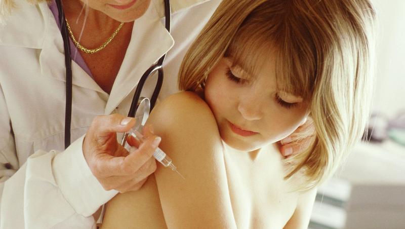 VIRAL! Reacția BIZARĂ a unei fetițe, în timp ce primește o injecție!