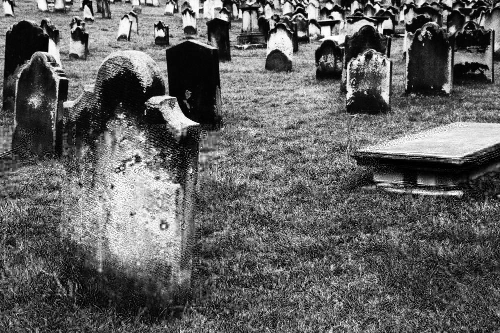 Dramă INIMAGINABILĂ! A mers zilnic, timp de ŞAPTE ANI, la morm&acirc;ntul altui băiat, crez&acirc;nd că este al copilului său!