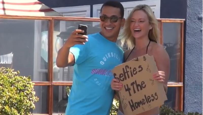 VIDEO! O blondă în costum de baie face selfie-uri în scop caritabil!
