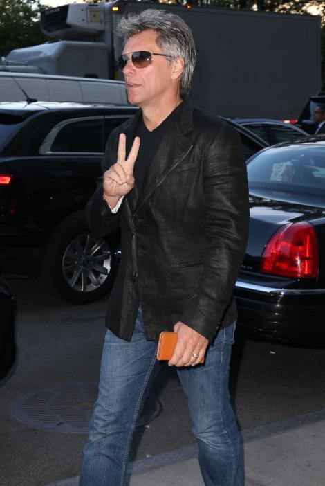 Jon Bon Jovi dă semne de bătrânețe: Are părul alb și pletele lui au devenit istorie!