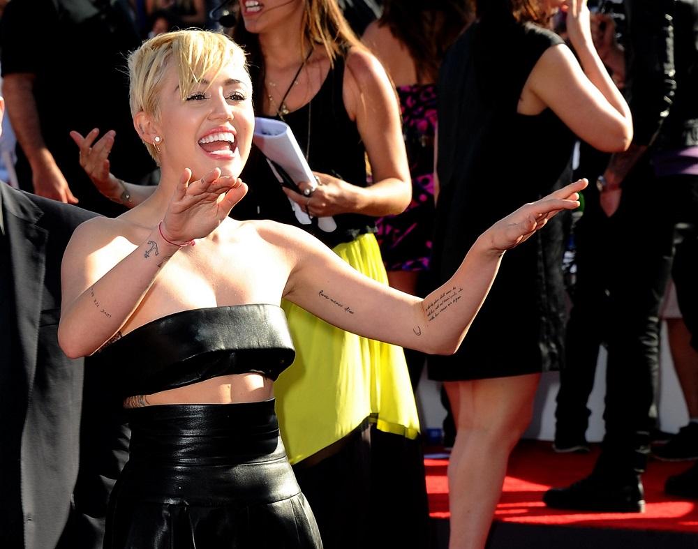 Miley Cyrus recunoaște că-și face selfie-uri stupide: Iată-l pe cel mai recent!