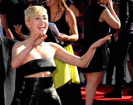 Miley Cyrus recunoaște că-și face selfie-uri stupide: Iată-l pe cel mai recent!