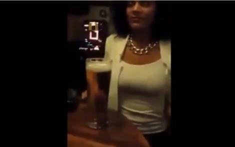 Bărbați, luați lecții de la ea: O femeie bea bere fără să țină halba cu mâinile!