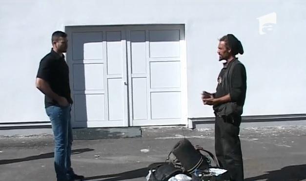 RUȘINOS! Un turist spaniol a fost luat pe sus de poliţiştii din Piteşti